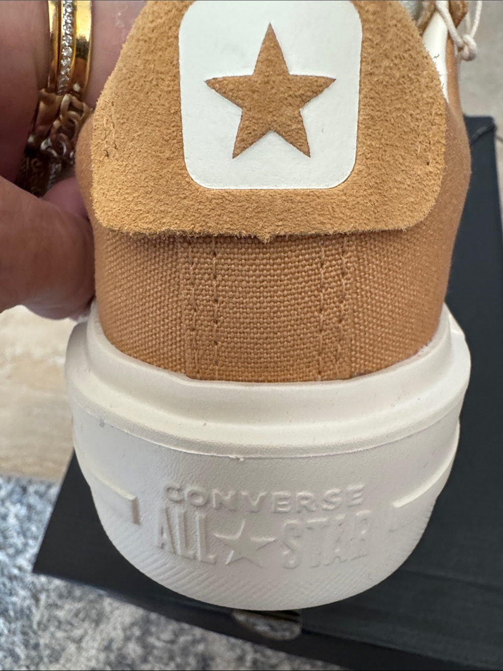 Converse mens 8/Women’s 9.5 Low Top Platform Sneaker - mustard tan - Picture 3 of 4